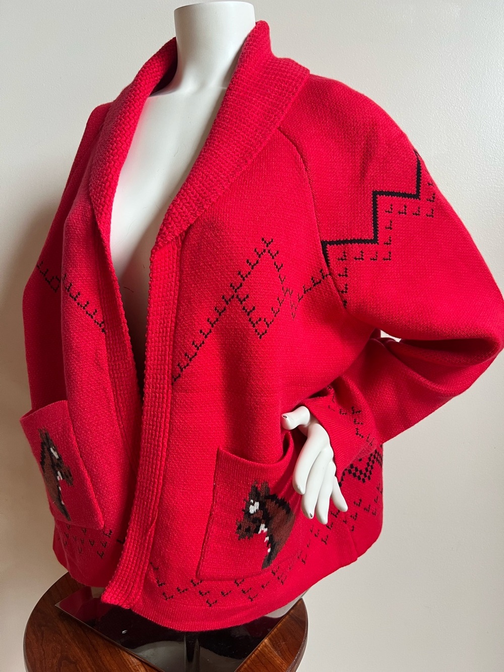 &merci and Red Shawl-Collar Knit Sweater with Horse Motif and two front pockets